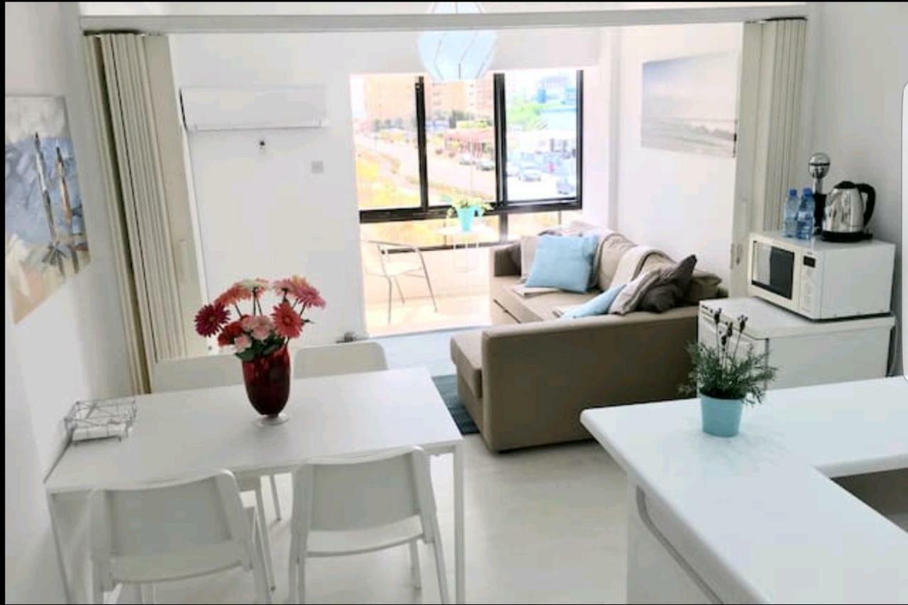 Bettys 1Br Seafront Apt لارنكا المظهر الخارجي الصورة