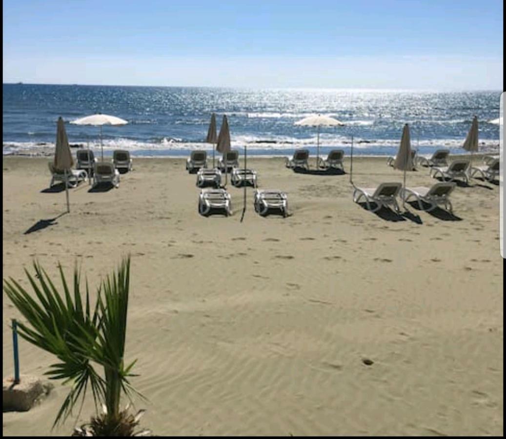 Bettys 1Br Seafront Apt لارنكا المظهر الخارجي الصورة