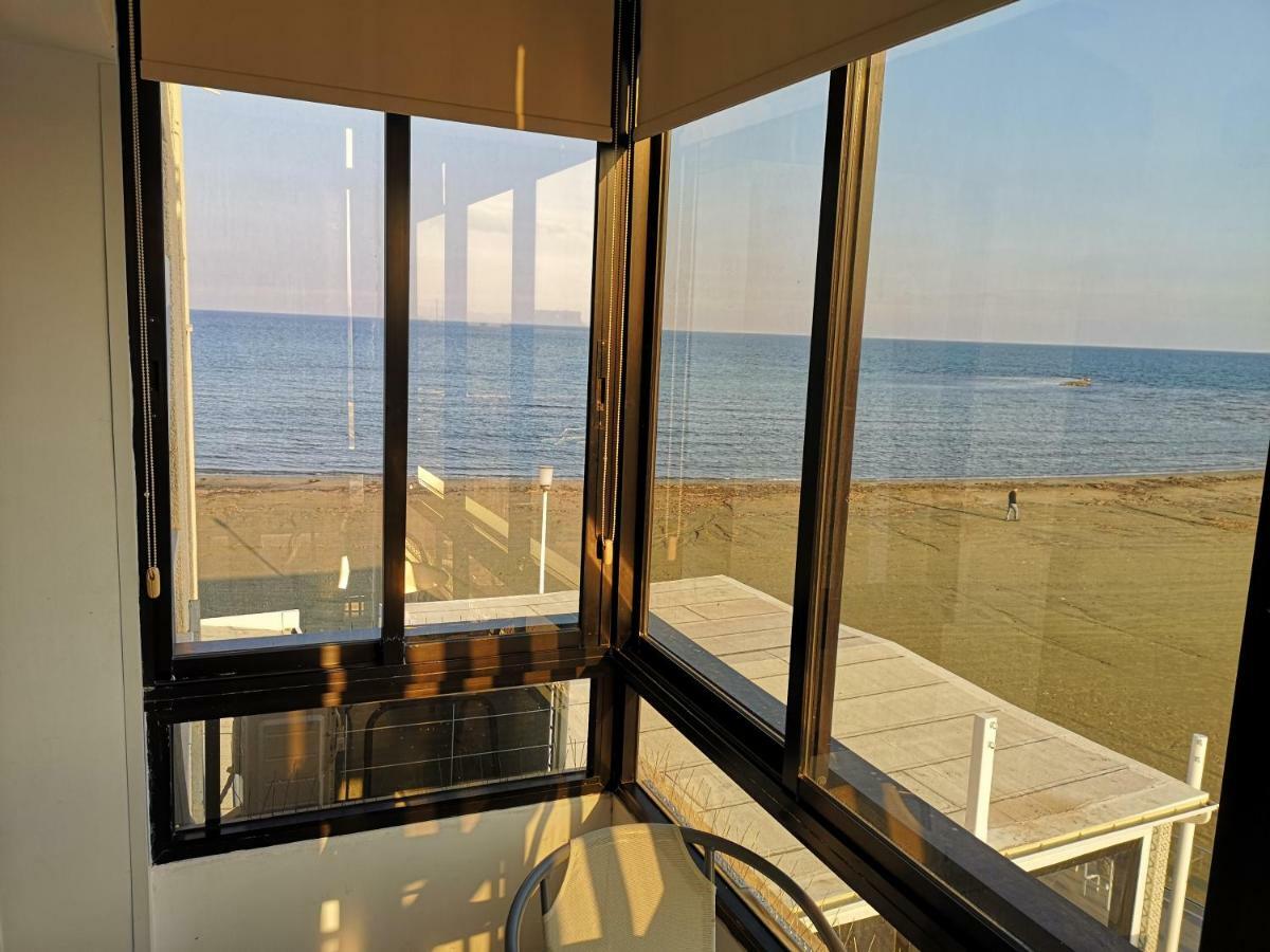 Bettys 1Br Seafront Apt لارنكا المظهر الخارجي الصورة