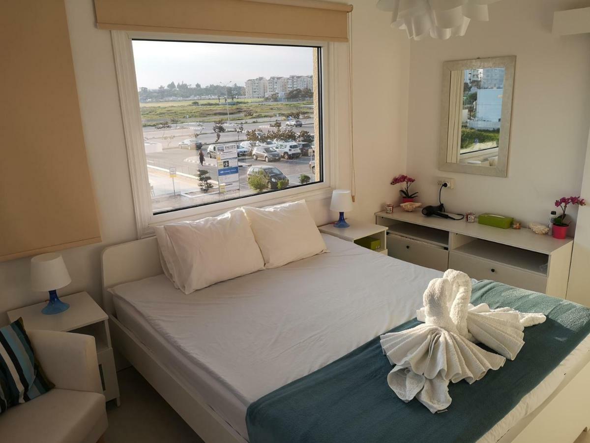 Bettys 1Br Seafront Apt لارنكا المظهر الخارجي الصورة