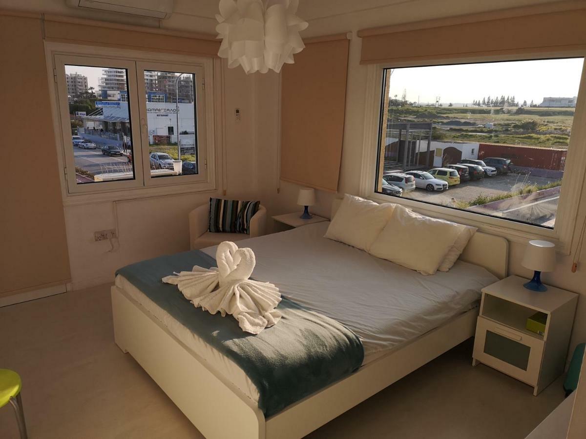 Bettys 1Br Seafront Apt لارنكا المظهر الخارجي الصورة